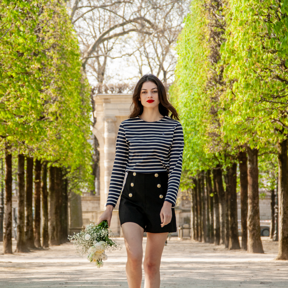 mujer en un parque de Paris con playera de manga larga con rarys